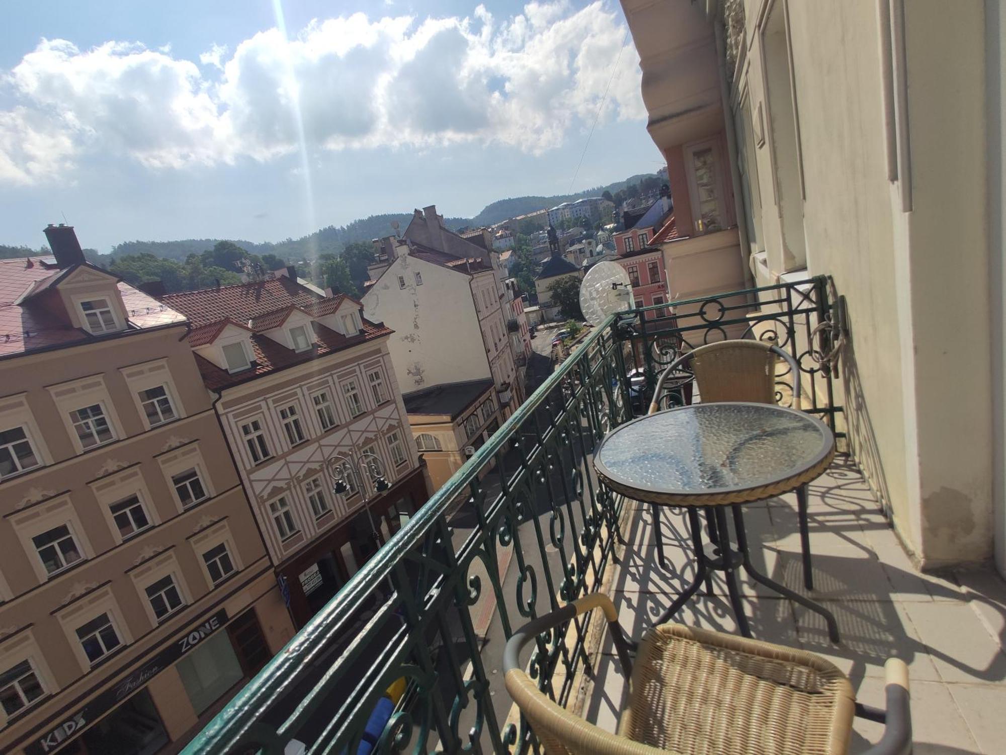 Apartman 63M2 S Balkonem V Lazenskem Centru Karlovy Vary Dış mekan fotoğraf